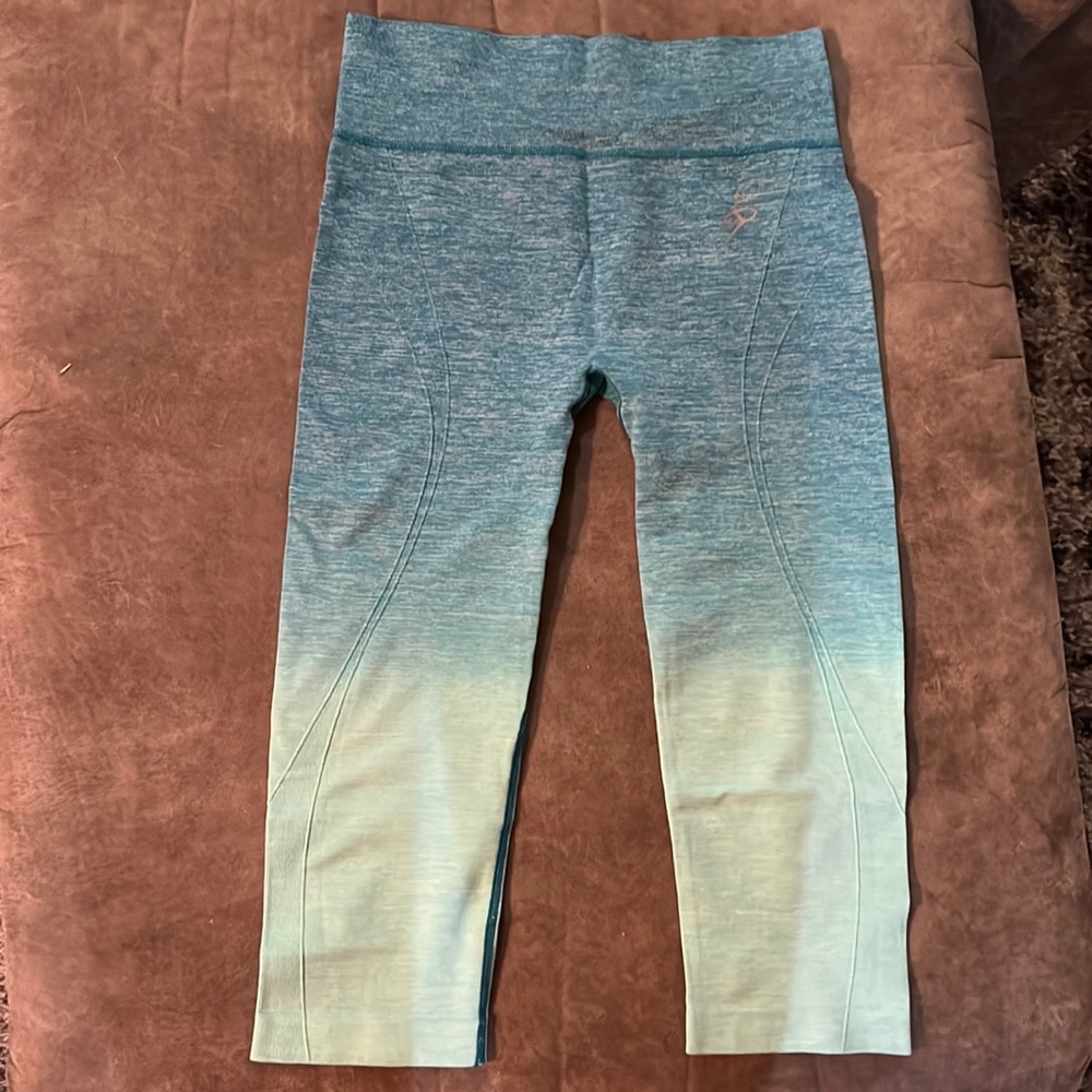 Selling size medium leggings. Brand is Yelete.